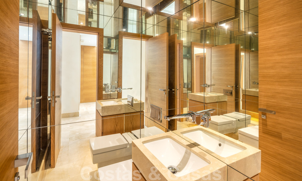 Ruim, modern design penthouse appartement met prachtig zeezicht te koop in Sierra Blanca op de Golden Mile, Marbella 32672