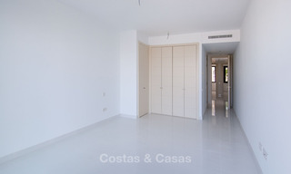 Modern 3 slaapkamer appartement te koop met zeezicht in een eerstelijns golf complex in Benahavis - Marbella 32534 