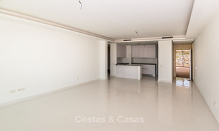 Modern 3 slaapkamer appartement te koop met zeezicht in een eerstelijns golf complex in Benahavis - Marbella 32538 