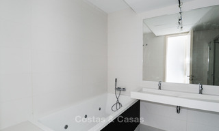 Modern 3 slaapkamer appartement te koop met zeezicht in een eerstelijns golf complex in Benahavis - Marbella 32539 