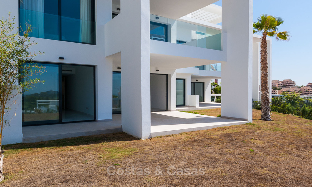 Modern 3 slaapkamer appartement te koop met zeezicht in een eerstelijns golf complex in Benahavis - Marbella 32543