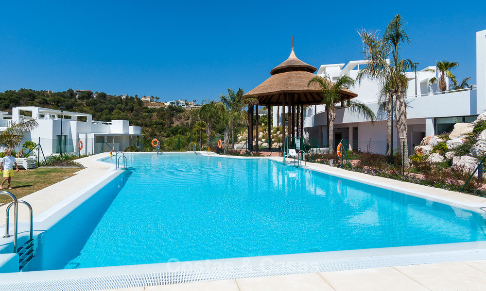 Modern 3 slaapkamer appartement te koop met zeezicht in een eerstelijns golf complex in Benahavis - Marbella 32547