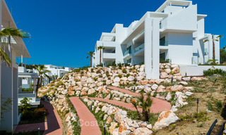 Modern 3 slaapkamer appartement te koop met zeezicht in een eerstelijns golf complex in Benahavis - Marbella 32549 