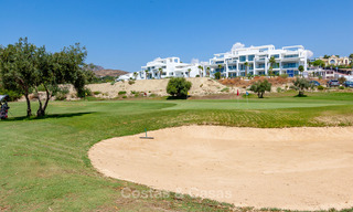 Modern 3 slaapkamer appartement te koop met zeezicht in een eerstelijns golf complex in Benahavis - Marbella 32551 