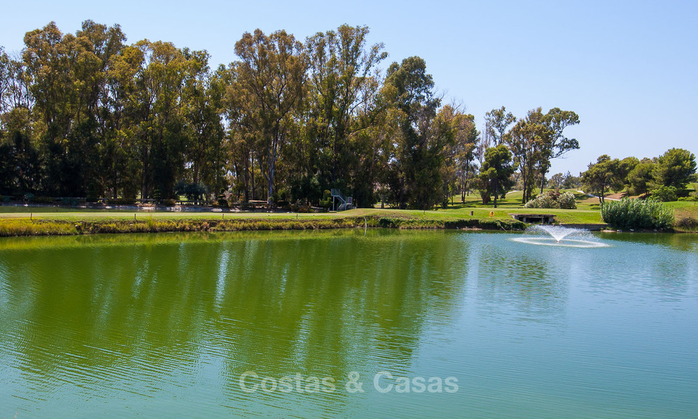 Modern 3 slaapkamer appartement te koop met zeezicht in een eerstelijns golf complex in Benahavis - Marbella 32552