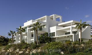 Modern 3 slaapkamer appartement te koop met zeezicht in een eerstelijns golf complex in Benahavis - Marbella 32558 