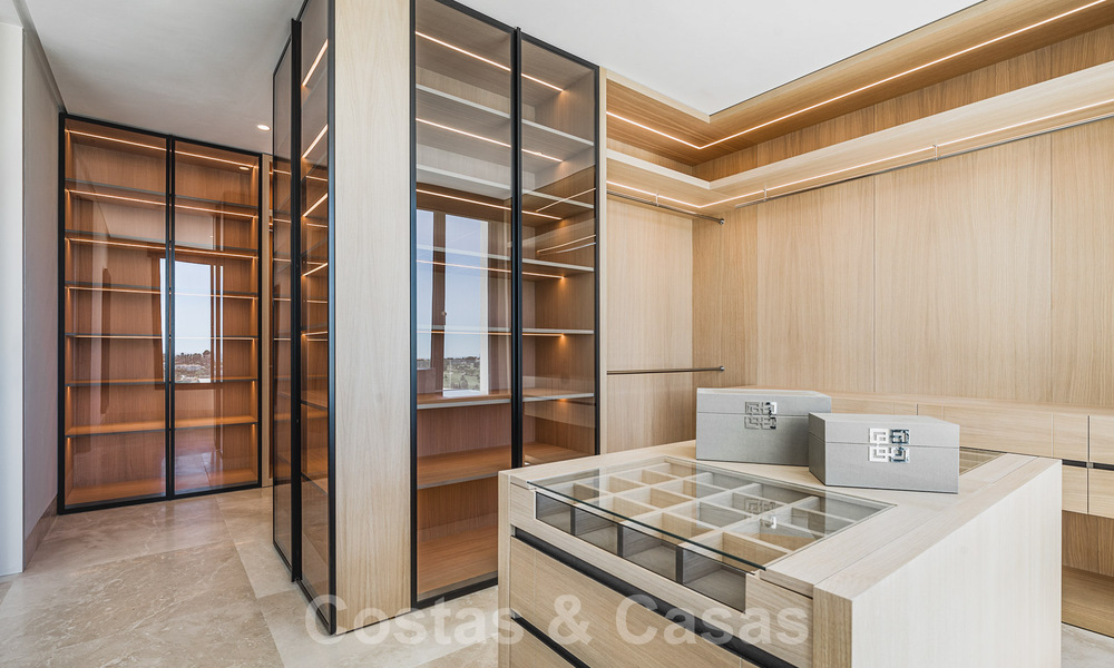 Instapklare exclusieve moderne villa te koop, met panoramisch berg-, golf- en zeezicht in Marbella - Benahavis. 32605