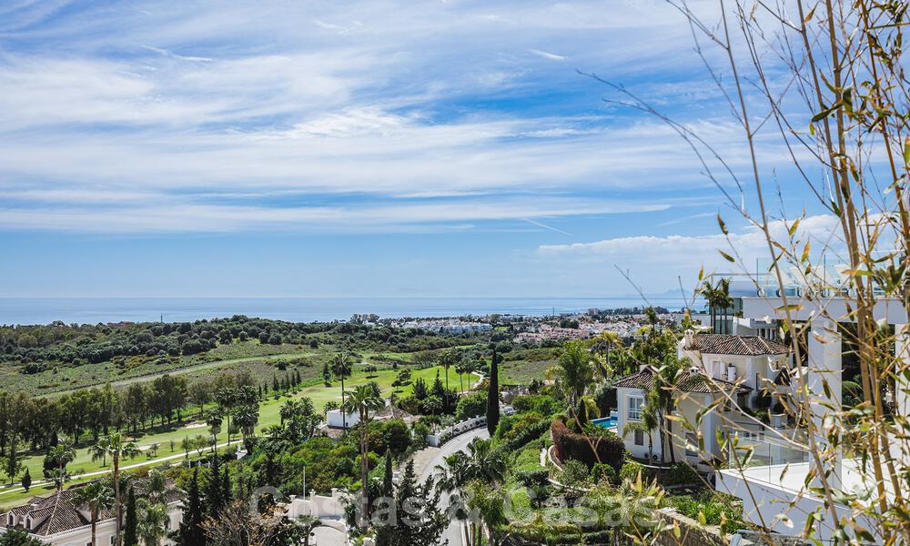 Instapklare exclusieve moderne villa te koop, met panoramisch berg-, golf- en zeezicht in Marbella - Benahavis. 32614