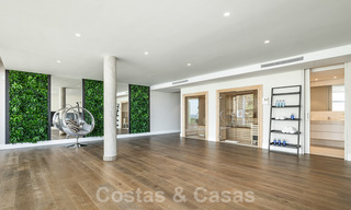 Instapklare exclusieve moderne villa te koop, met panoramisch berg-, golf- en zeezicht in Marbella - Benahavis. 32649 