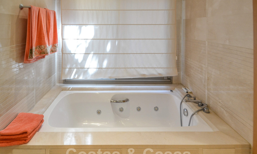 Instapklaar ruim luxeappartement te koop in prestigieus complex aan de Golden Mile in Marbella 32742