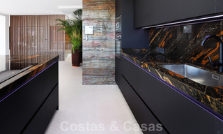 Instapklare, gerenoveerde eigentijdse beachside villa met panoramisch zeezicht te koop in oost Marbella 32772 