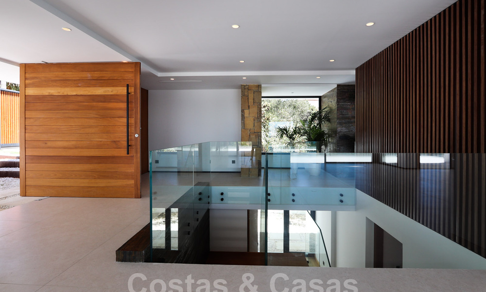 Instapklare, gerenoveerde eigentijdse beachside villa met panoramisch zeezicht te koop in oost Marbella 32773