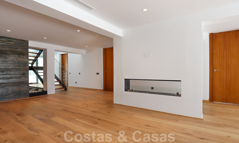 Instapklare, gerenoveerde eigentijdse beachside villa met panoramisch zeezicht te koop in oost Marbella 32776