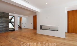 Instapklare, gerenoveerde eigentijdse beachside villa met panoramisch zeezicht te koop in oost Marbella 32776 