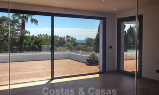 Instapklare, gerenoveerde eigentijdse beachside villa met panoramisch zeezicht te koop in oost Marbella 32777 