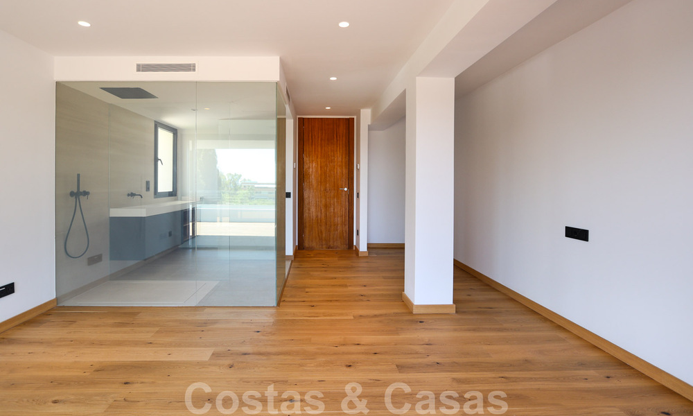 Instapklare, gerenoveerde eigentijdse beachside villa met panoramisch zeezicht te koop in oost Marbella 32778