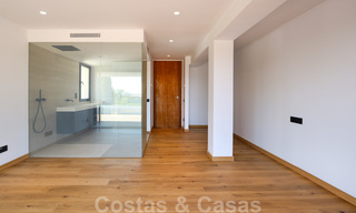 Instapklare, gerenoveerde eigentijdse beachside villa met panoramisch zeezicht te koop in oost Marbella 32778 