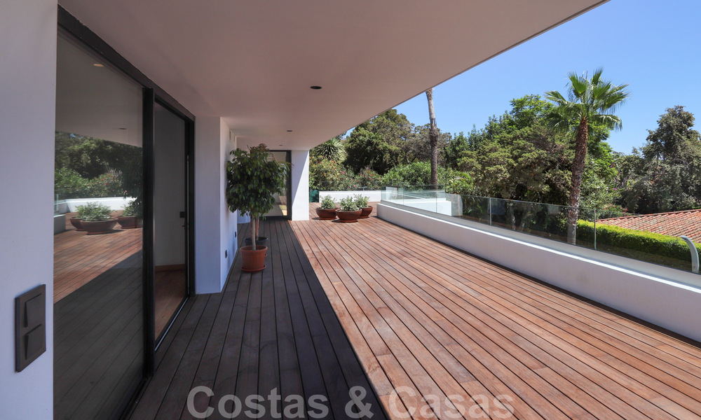 Instapklare, gerenoveerde eigentijdse beachside villa met panoramisch zeezicht te koop in oost Marbella 32779