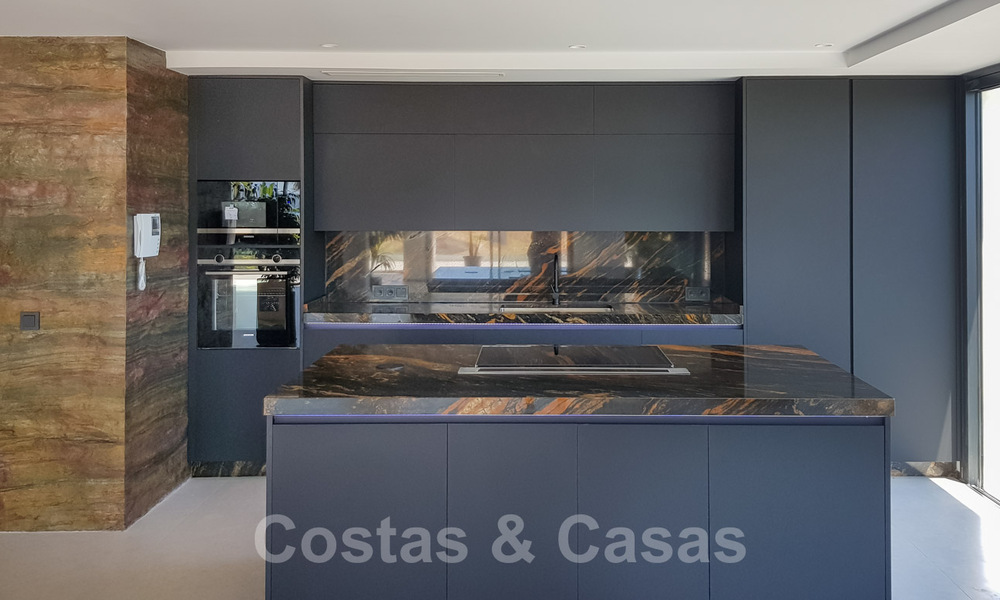 Instapklare, gerenoveerde eigentijdse beachside villa met panoramisch zeezicht te koop in oost Marbella 32787