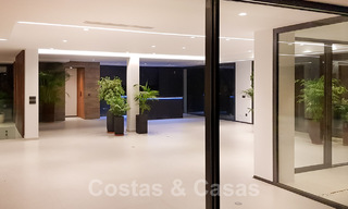 Instapklare, gerenoveerde eigentijdse beachside villa met panoramisch zeezicht te koop in oost Marbella 32789 