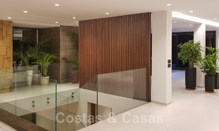 Instapklare, gerenoveerde eigentijdse beachside villa met panoramisch zeezicht te koop in oost Marbella 32790 