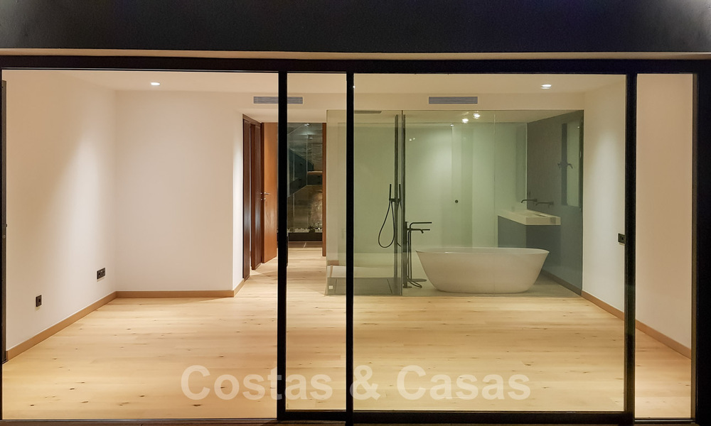 Instapklare, gerenoveerde eigentijdse beachside villa met panoramisch zeezicht te koop in oost Marbella 32791