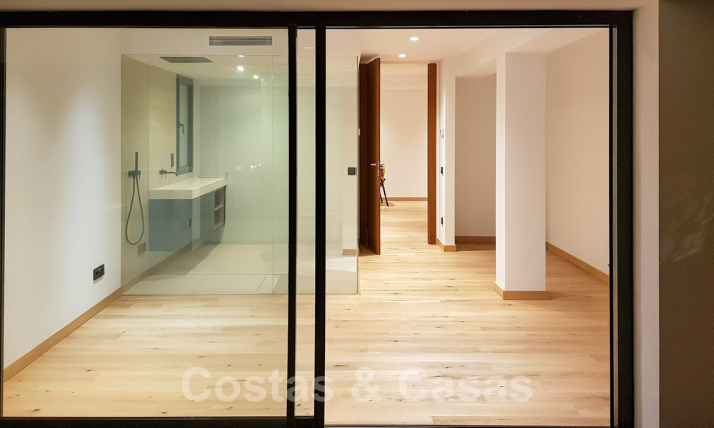 Instapklare, gerenoveerde eigentijdse beachside villa met panoramisch zeezicht te koop in oost Marbella 32792