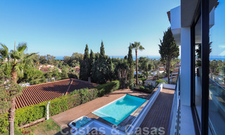 Instapklare, gerenoveerde eigentijdse beachside villa met panoramisch zeezicht te koop in oost Marbella 32793 