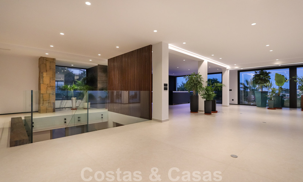 Instapklare, gerenoveerde eigentijdse beachside villa met panoramisch zeezicht te koop in oost Marbella 32794