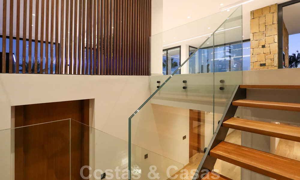 Instapklare, gerenoveerde eigentijdse beachside villa met panoramisch zeezicht te koop in oost Marbella 32796