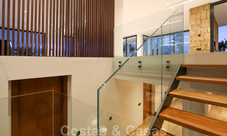 Instapklare, gerenoveerde eigentijdse beachside villa met panoramisch zeezicht te koop in oost Marbella 32796 