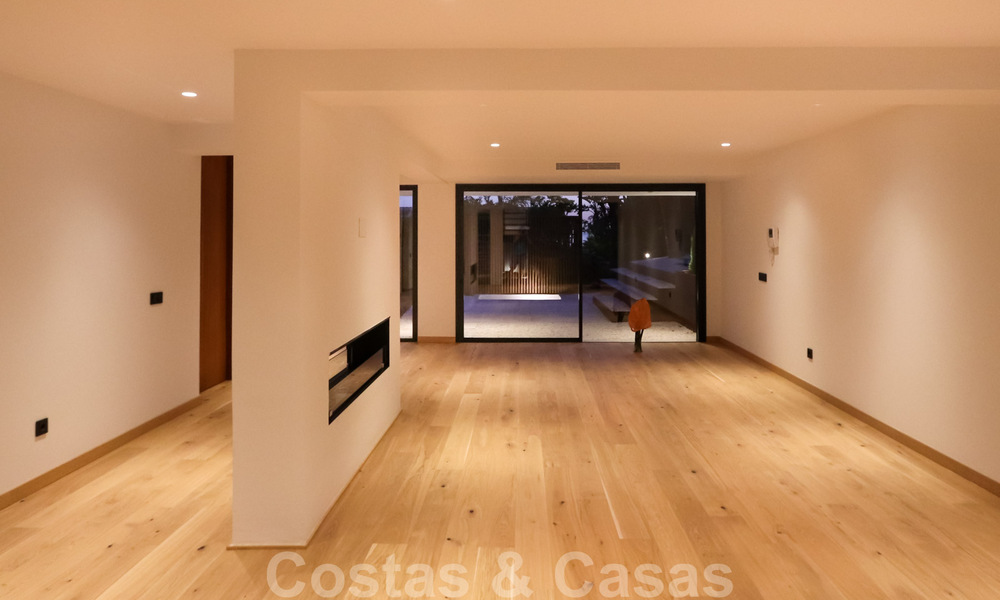 Instapklare, gerenoveerde eigentijdse beachside villa met panoramisch zeezicht te koop in oost Marbella 32797