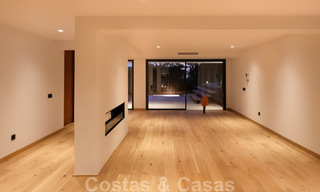 Instapklare, gerenoveerde eigentijdse beachside villa met panoramisch zeezicht te koop in oost Marbella 32797 