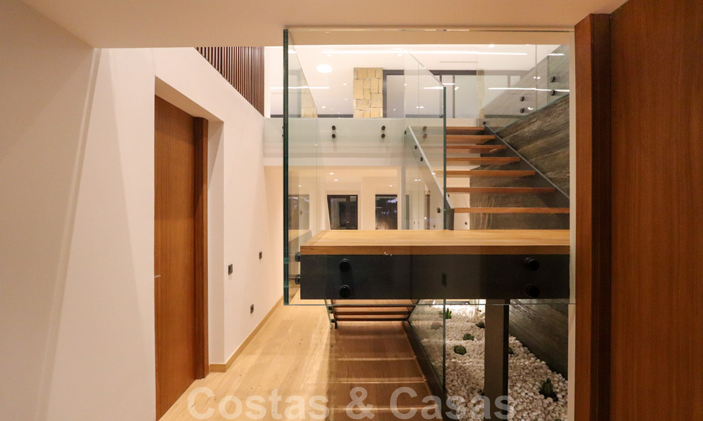 Instapklare, gerenoveerde eigentijdse beachside villa met panoramisch zeezicht te koop in oost Marbella 32798