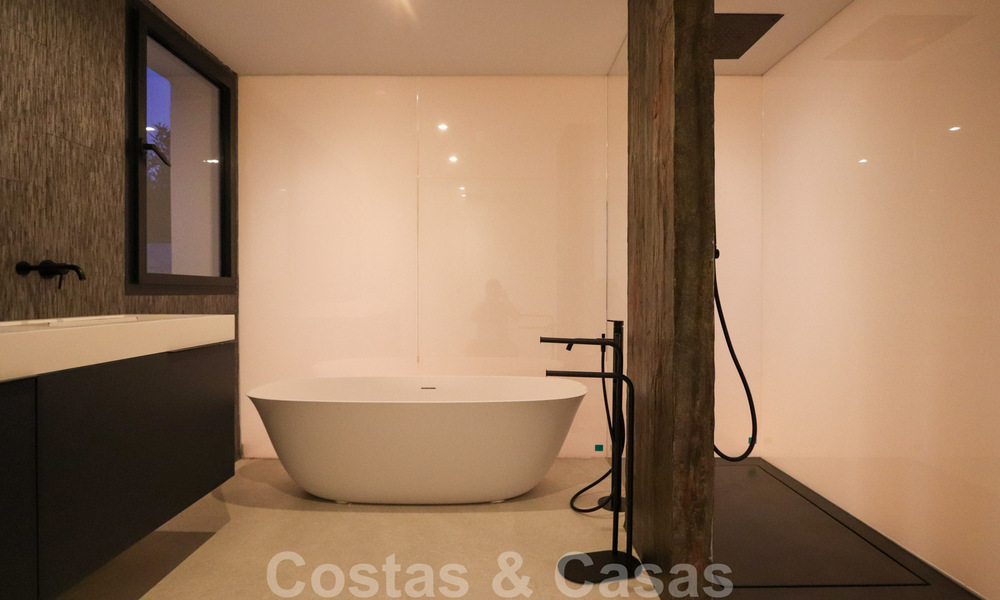 Instapklare, gerenoveerde eigentijdse beachside villa met panoramisch zeezicht te koop in oost Marbella 32799