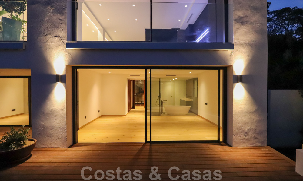 Instapklare, gerenoveerde eigentijdse beachside villa met panoramisch zeezicht te koop in oost Marbella 32800