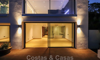 Instapklare, gerenoveerde eigentijdse beachside villa met panoramisch zeezicht te koop in oost Marbella 32800 