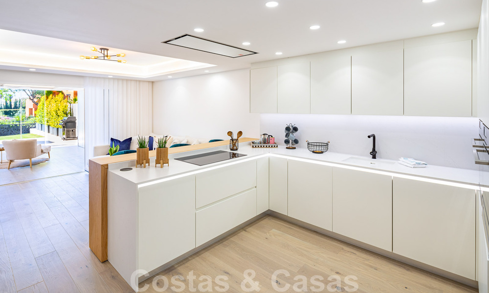 Prachtig eigentijds gerenoveerd, zuid gericht, luxe tuinappartement te koop in Nueva Andalucia, Marbella 32852