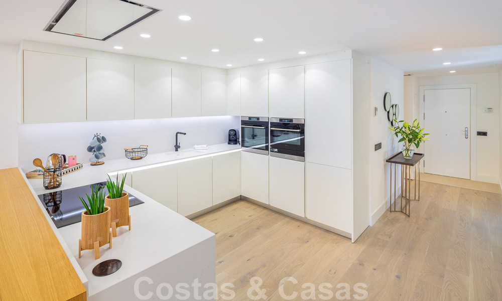 Prachtig eigentijds gerenoveerd, zuid gericht, luxe tuinappartement te koop in Nueva Andalucia, Marbella 32854