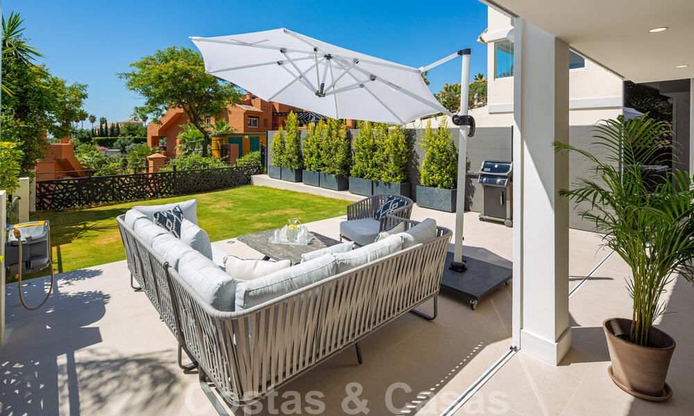 Prachtig eigentijds gerenoveerd, zuid gericht, luxe tuinappartement te koop in Nueva Andalucia, Marbella 32871