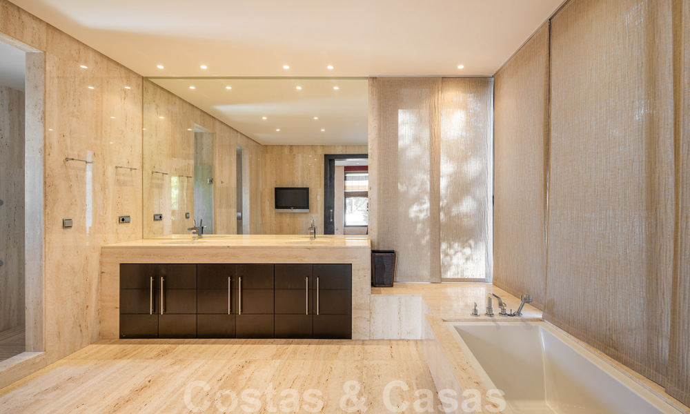 Luxevilla in Spaanse stijl te koop op wandelafstand van het strand, de golfbaan en voorzieningen in het prestigieuze Guadalmina Baja te Marbella 32902