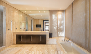 Luxevilla in Spaanse stijl te koop op wandelafstand van het strand, de golfbaan en voorzieningen in het prestigieuze Guadalmina Baja te Marbella 32902 