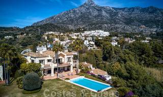 Luxevilla te koop in een klassieke-mediterrane stijl met prachtig zeezicht in een gated community op de Golden Mile, Marbella 32993 