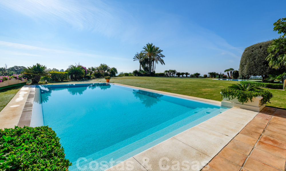 Luxevilla te koop in een klassieke-mediterrane stijl met prachtig zeezicht in een gated community op de Golden Mile, Marbella 32998