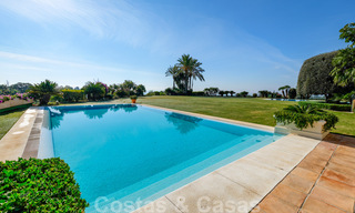 Luxevilla te koop in een klassieke-mediterrane stijl met prachtig zeezicht in een gated community op de Golden Mile, Marbella 32998 