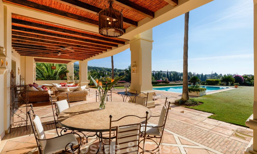 Luxevilla te koop in een klassieke-mediterrane stijl met prachtig zeezicht in een gated community op de Golden Mile, Marbella 33002