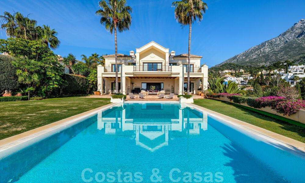 Luxevilla te koop in een klassieke-mediterrane stijl met prachtig zeezicht in een gated community op de Golden Mile, Marbella 33003
