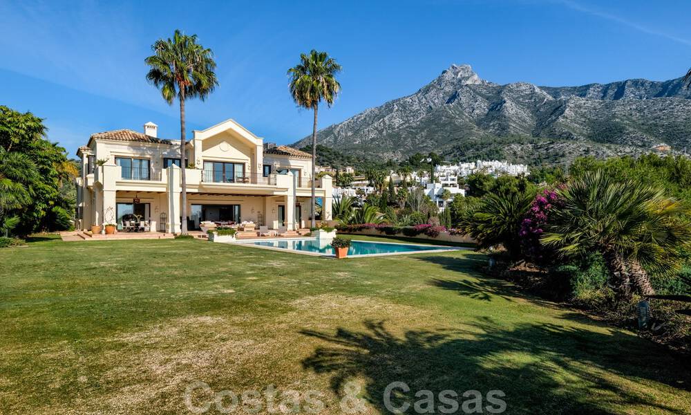 Luxevilla te koop in een klassieke-mediterrane stijl met prachtig zeezicht in een gated community op de Golden Mile, Marbella 33007
