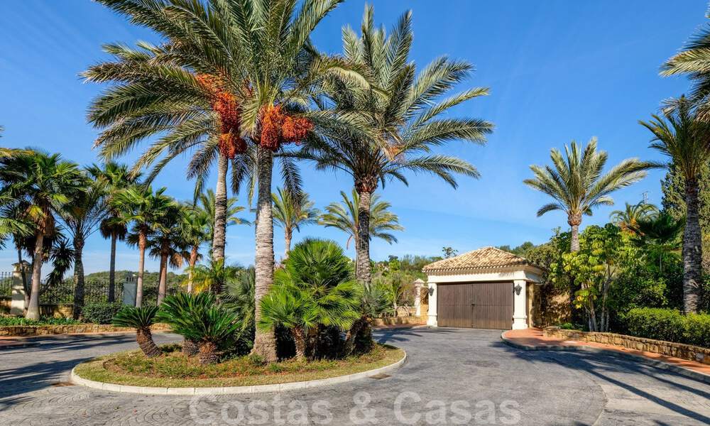 Luxevilla te koop in een klassieke-mediterrane stijl met prachtig zeezicht in een gated community op de Golden Mile, Marbella 33009