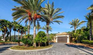 Luxevilla te koop in een klassieke-mediterrane stijl met prachtig zeezicht in een gated community op de Golden Mile, Marbella 33009 